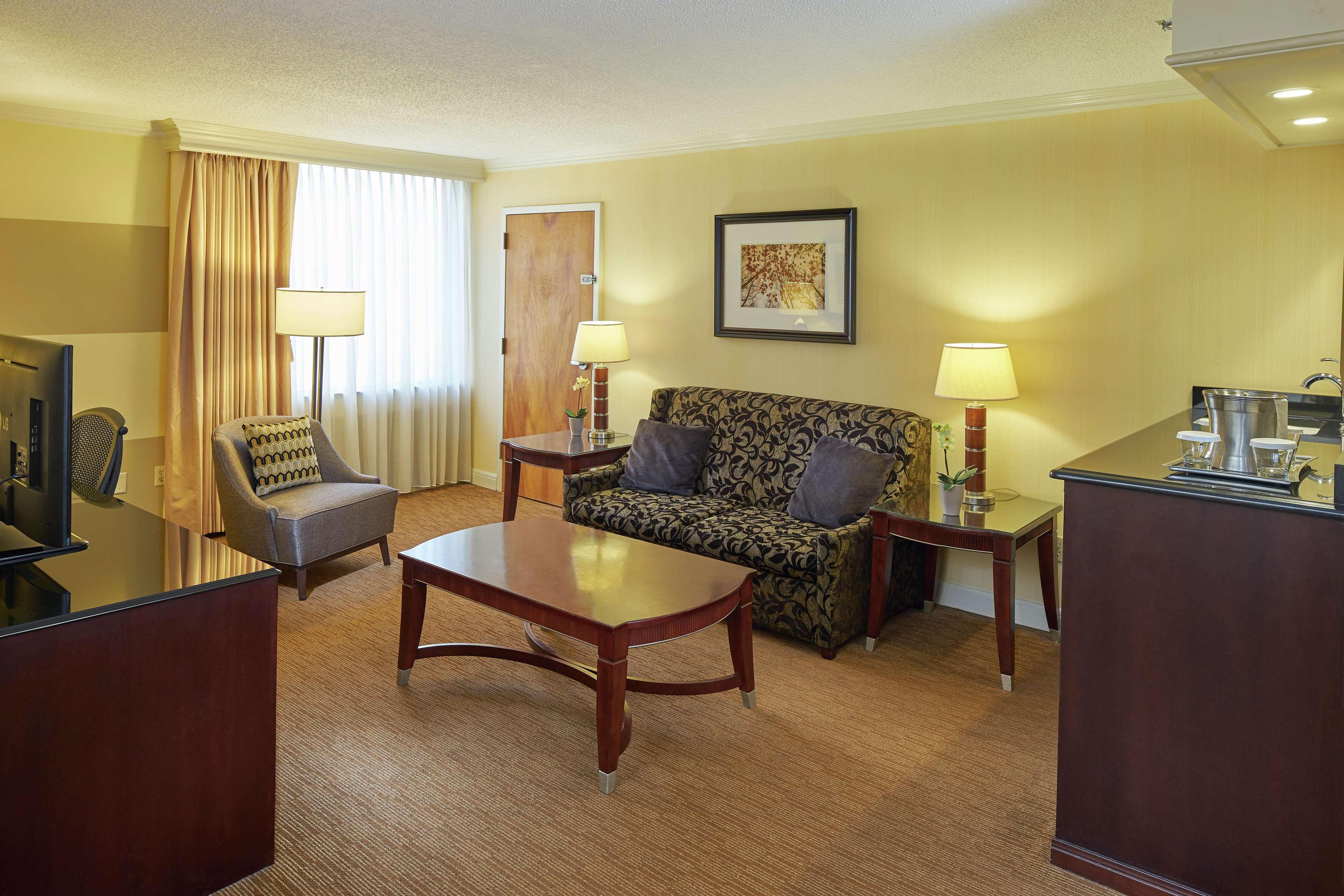 Hilton Raleigh North Hills Otel Oda fotoğraf